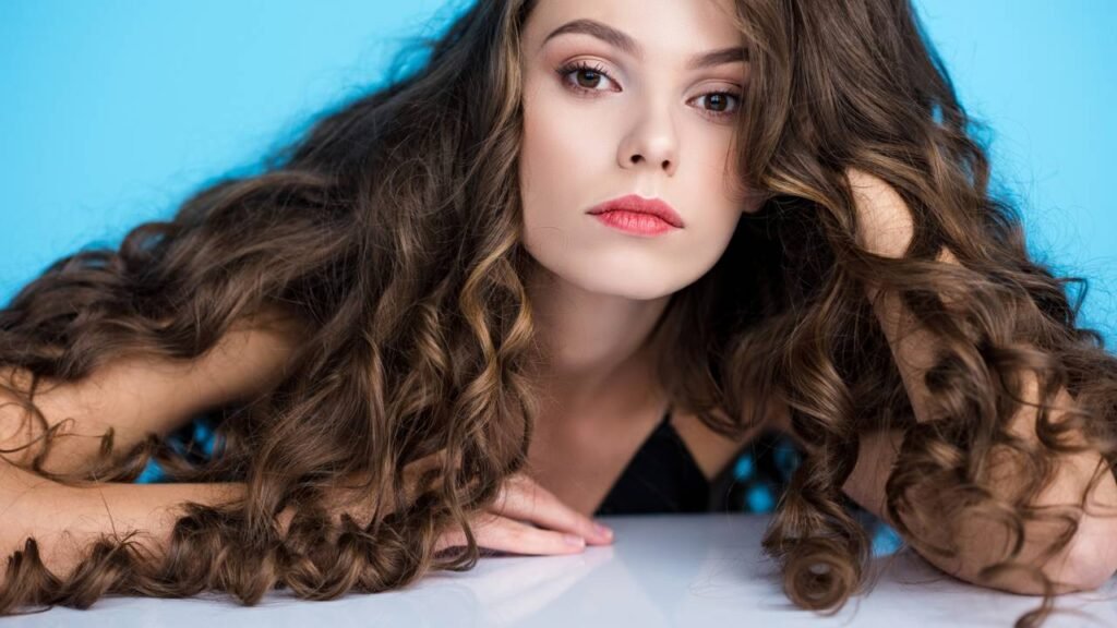 Como recuperar a definição dos cachos após excesso de creme