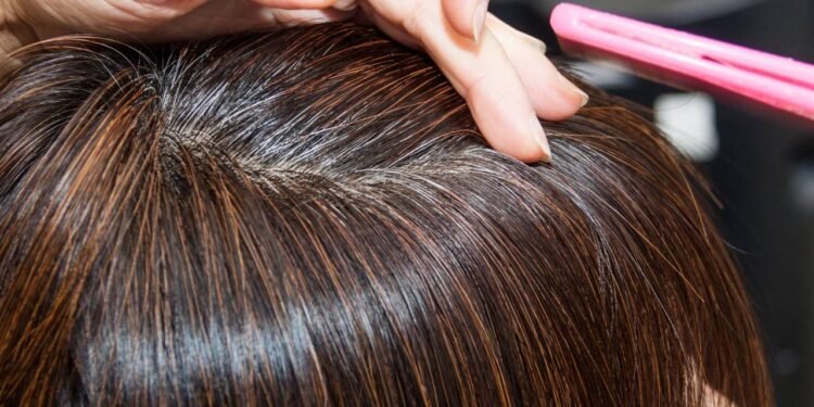 Como escurecer os cabelos brancos de forma natural com 4 ingredientes simples