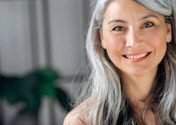 Como deixar os cabelos grisalhos mais bonitos e brilhantes