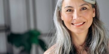 Como deixar os cabelos grisalhos mais bonitos e brilhantes