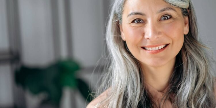 Como deixar os cabelos grisalhos mais bonitos e brilhantes