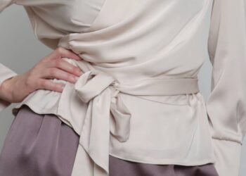 Essa camisa com brilho discreto está mudando a forma como mulheres se vestem