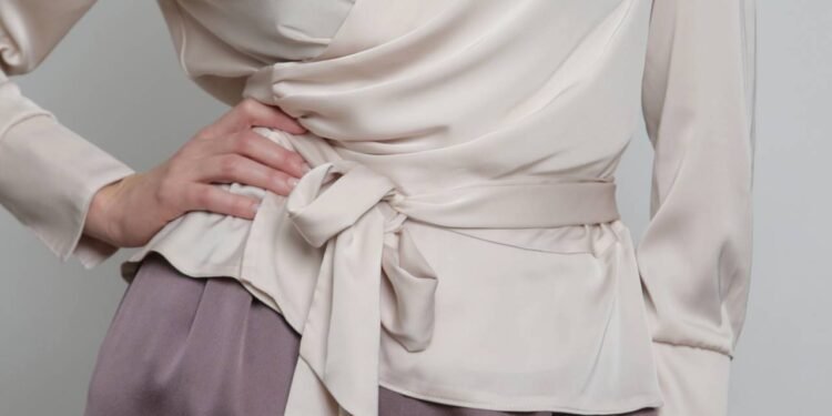 Essa camisa com brilho discreto está mudando a forma como mulheres se vestem