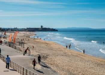 As praias mais encantadoras de Portugal que ficam lotadas mesmo durante o frio