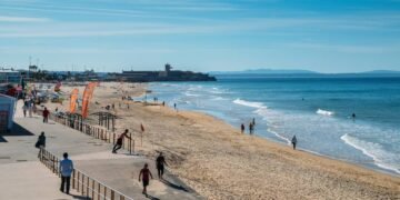 As praias mais encantadoras de Portugal que ficam lotadas mesmo durante o frio