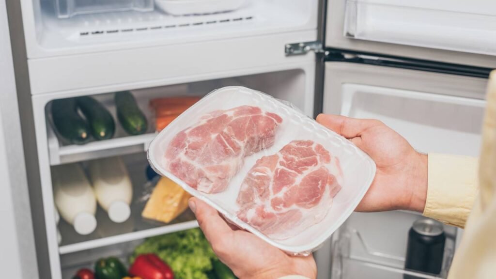 Como descongelar carne do jeito certo e proteger sua saúde sem complicação