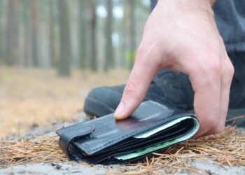 Ele achou uma carteira perdida em 1968 e 57 anos depois iniciou uma busca para encontrar o dono