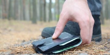 Ele achou uma carteira perdida em 1968 e 57 anos depois iniciou uma busca para encontrar o dono