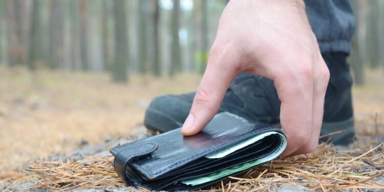 Ele achou uma carteira perdida em 1968 e 57 anos depois iniciou uma busca para encontrar o dono