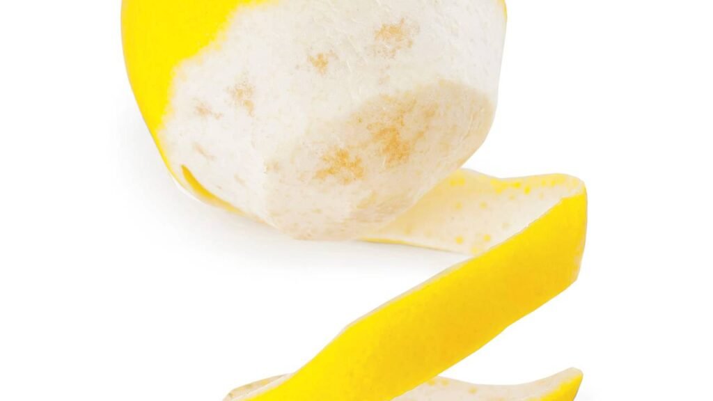 Depois que aprendi a reaproveitar cascas de frutas, nunca mais comprei desinfetante 