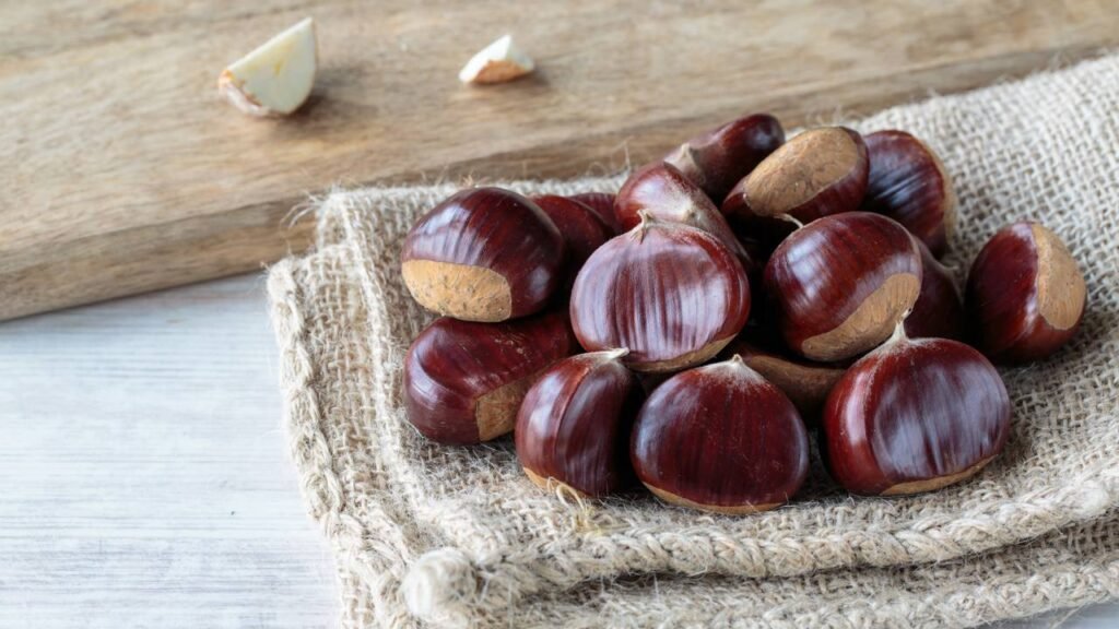 Castanhas causam inchaço? Saiba o que fazer para evitar o desconforto