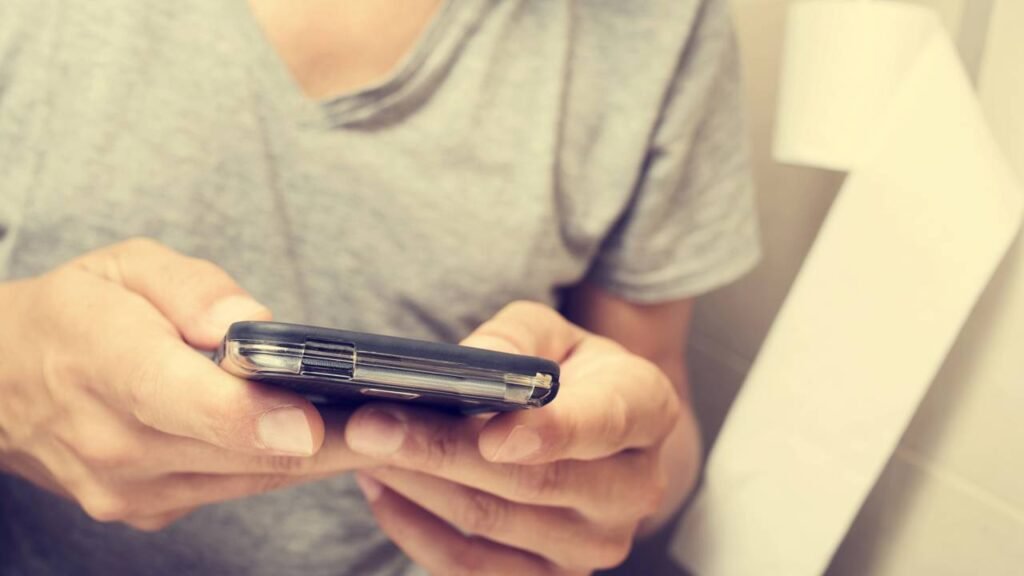 Perigos de usar o celular no banheiro que muitos ignoram