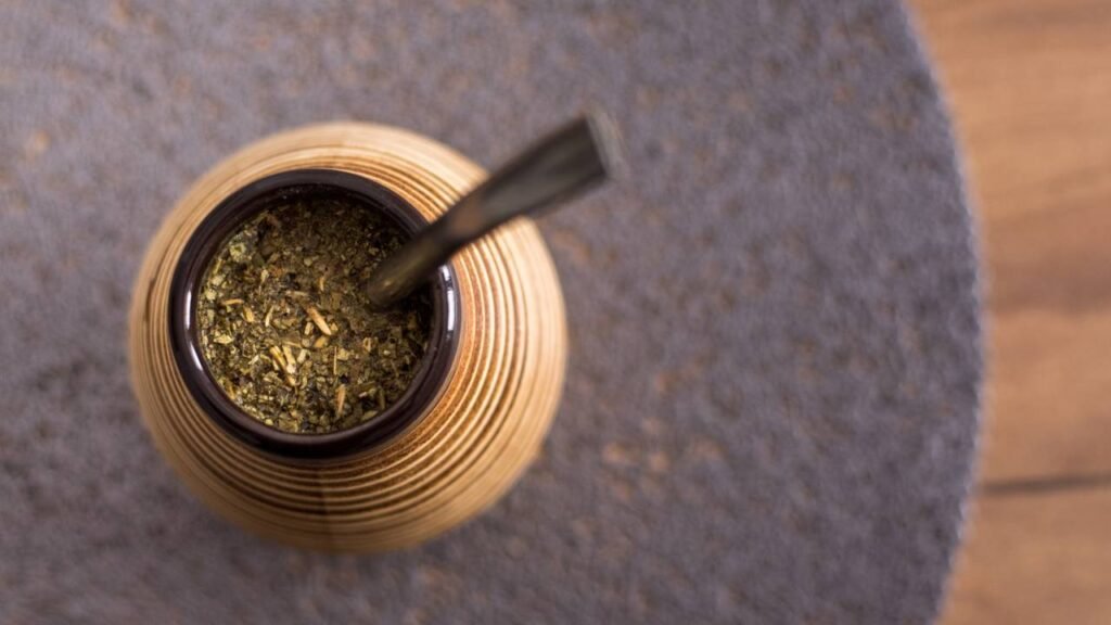 Esqueça o café, esses 3 tipos de chás irão aumentar sua energia durante o dia inteiro 