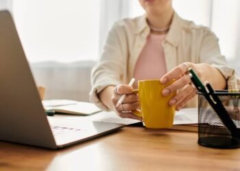 Os chás mais eficazes para turbinar foco e memória durante o trabalho