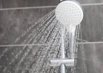 O som que sai do seu chuveiro pode estar avisando sobre um risco elétrico sério