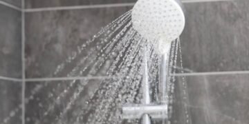 O som que sai do seu chuveiro pode estar avisando sobre um risco elétrico sério