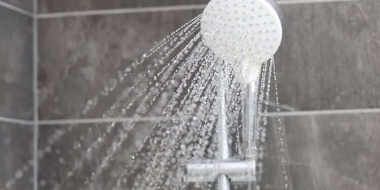 O som que sai do seu chuveiro pode estar avisando sobre um risco elétrico sério