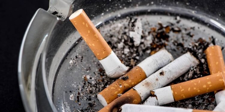 Estudo revela que fumar dois cigarros por dia já aumenta risco cardíaco em 50%