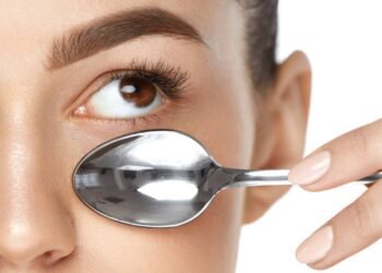 Como reduzir o inchaço do rosto pela manhã utilizando apenas uma colher gelada