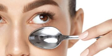 Como reduzir o inchaço do rosto pela manhã utilizando apenas uma colher gelada