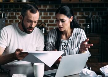 Ela pagou a conta de luz atrasada por um dia e teve o nome negativado