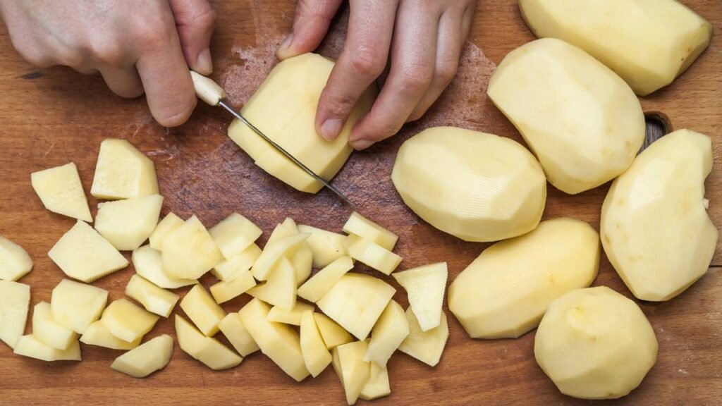 O truque dos chefs pra deixar a batata frita crocante por fora e macia por dentro