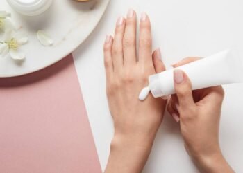 Como proteger as mãos no verão para evitar manchas e ressecamento