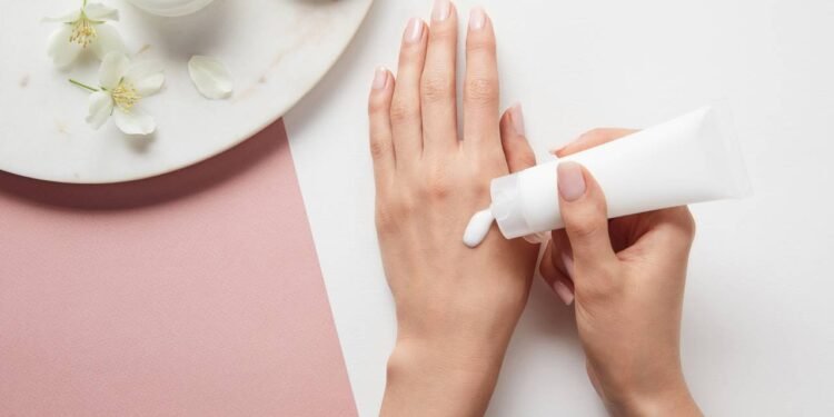 Como proteger as mãos no verão para evitar manchas e ressecamento