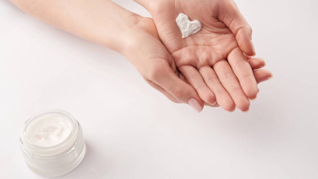 Como proteger as mãos no verão para evitar manchas e ressecamento