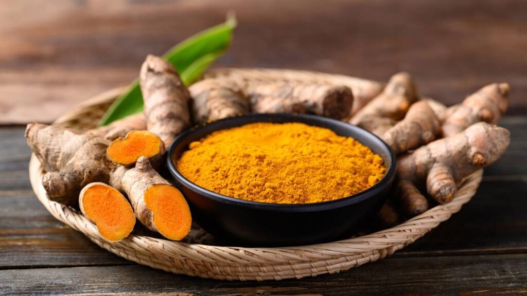 Como plantar cúrcuma dentro de casa e colher raízes fortes e aromáticas