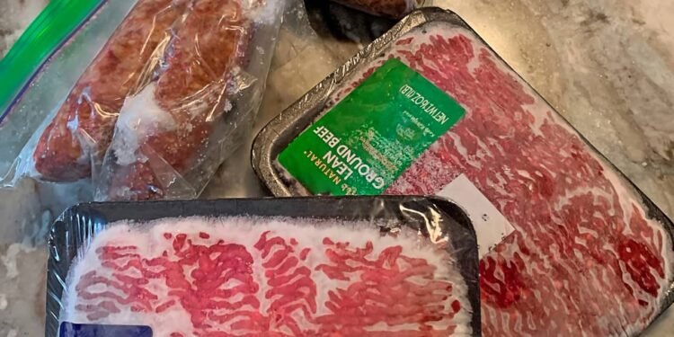 Como descongelar carne do jeito certo e proteger sua saúde sem complicação