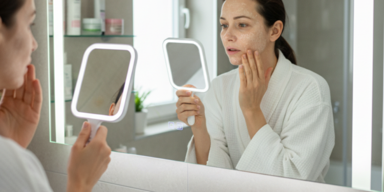 Por que sua pele continua seca mesmo passando hidratante todo dia