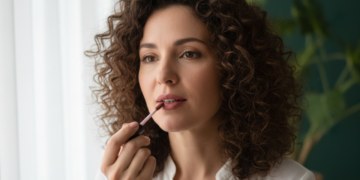 Aos 60 anos, esqueça esses batons se você quer disfarçar rugas ao redor da boca