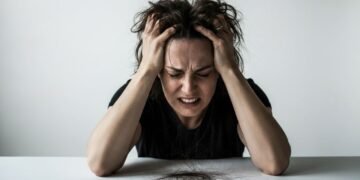 O maior vilão da queda de cabelo pode estar na sua rotina emocional