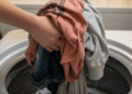 O truque de lavanderia que faz roupas antigas parecerem novas de novo