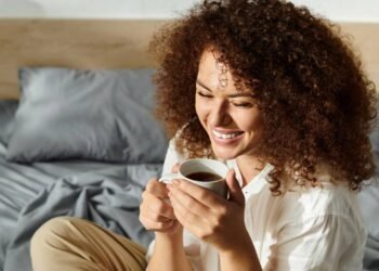 Esses hábitos mudam o corpo e o humor logo nos primeiros minutos do dia