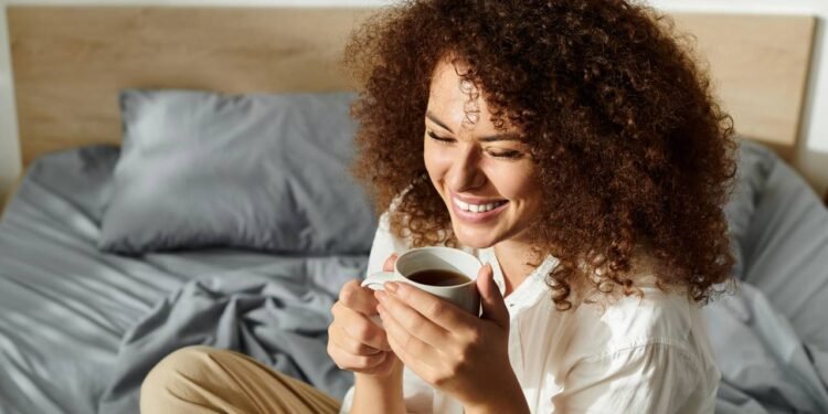 Esses hábitos mudam o corpo e o humor logo nos primeiros minutos do dia