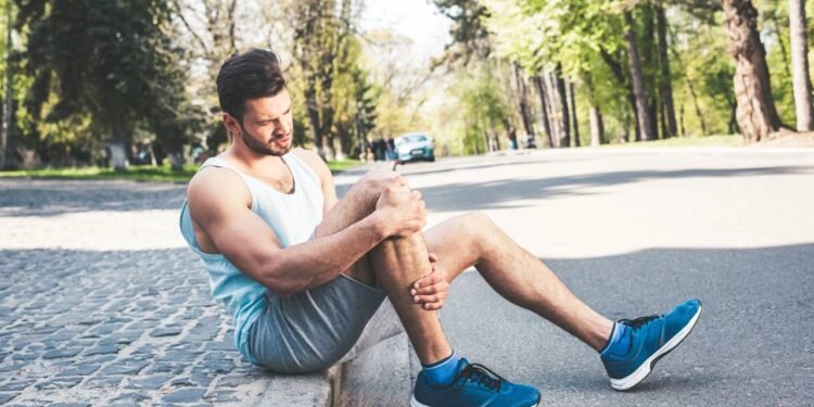 Dor nas pernas ao caminhar pode ser sinal de problema sério no coração