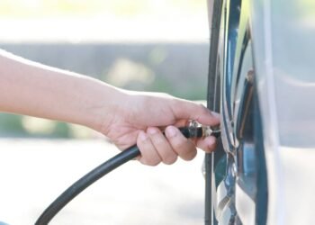 Nem 28 nem 30, qual é a pressão ideal dos pneus do carro antes de pegar a estrada?