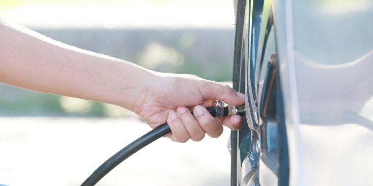 Nem 28 nem 30, qual é a pressão ideal dos pneus do carro antes de pegar a estrada?