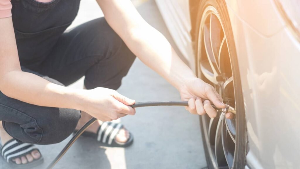 Nem 28 nem 30, qual é a pressão ideal dos pneus do carro antes de pegar a estrada?
