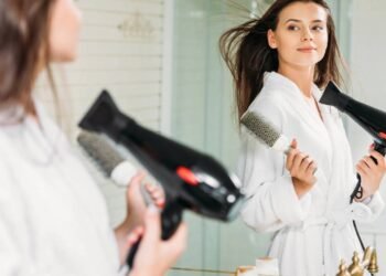 Veja como o movimento certo com escova e secador pode engrossar até cabelos muito finos