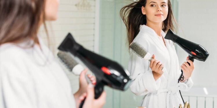 Veja como o movimento certo com escova e secador pode engrossar até cabelos muito finos