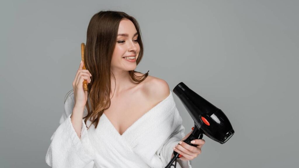 Veja como o movimento certo com escova e secador pode engrossar até cabelos muito finos