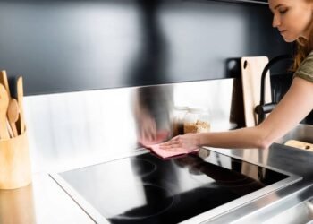 Essa receita simples cria uma barreira que impede o fogão de sujar tão rápido