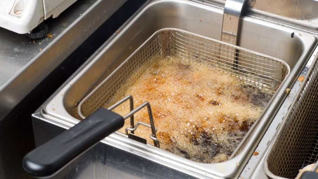 Como eliminar o cheiro de fritura da cozinha sem deixar espalhar pela casa inteira