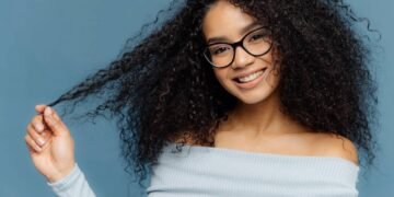 Como controlar o frizz em cabelos crespos usando apenas um borrifador