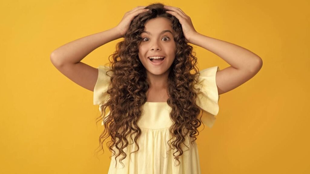 Como controlar o frizz em cabelos crespos usando apenas um borrifador