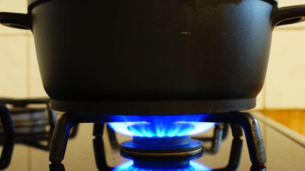 Como o uso correto da panela e do fogo evita desperdício de gás na sua rotina