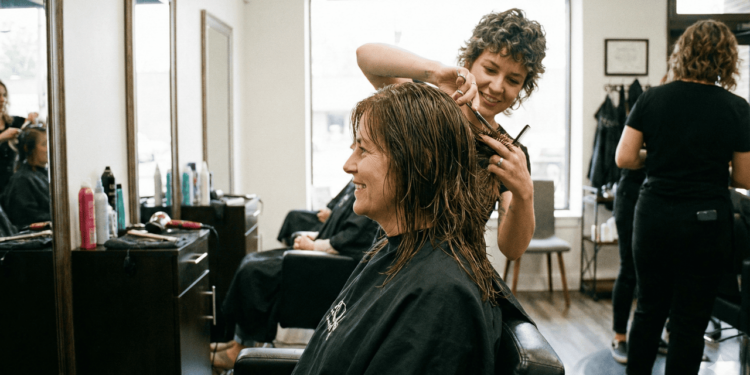 Entre as tendências atuais, o blunt cut destaca-se como uma escolha contemporânea e elegante, ideal para quem busca versatilidade com sofisticação